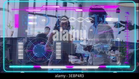 Collaborare con tre colleghi che indossano un business-casual in ufficio tecnico, visualizzando l'HUD AR sul laptop Foto Stock