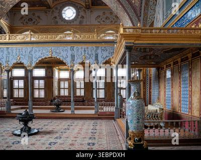Interni ornati della sala Imperiale nel Palazzo Topkapi con decorazioni dorate piastrelle di ceramica e tradizionale architettura ottomana a Istanbul Foto Stock