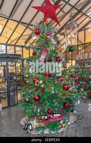 Barcellona, Spagna - 26 novembre 2021: Albero di Natale al ristorante El Nacional. Decorazione festosa di un locale popolare tra i turisti Foto Stock