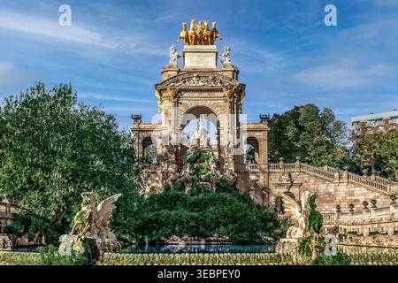 Arco con sculture antiche nella fontana Cascada nel Parco della Cittadella di Barcellona, Spagna. Famoso punto di riferimento spagnolo di Josep Fontsere Foto Stock