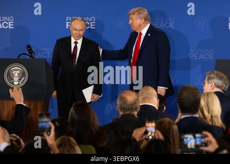 Il presidente degli Stati Uniti Donald Trump e il presidente russo Vladimir Putin tengono una conferenza stampa congiunta presso l'Arctic Warrior Events Center presso la Joint base Elmendorf-Richardson ad Anchorage, Alaska, il 15 agosto 2025. Il vertice segna un raro incontro diplomatico tra i due leader sul suolo americano nell'installazione militare. (Foto di Marc Lester/Anchorage Daily News/TNS/Sipa USA) Foto Stock