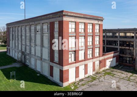 Highland Park, Michigan - l'edificio amministrativo (davanti) dello stabilimento Ford di Highland Park, dove la Model T e fu costruita con la prima automobile Foto Stock