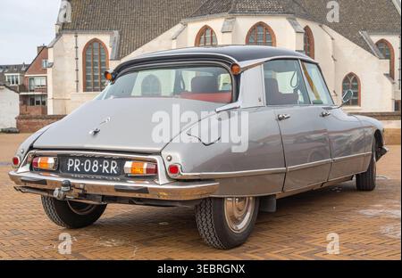 Katwijk aan Zee, Paesi Bassi, 11.04.2026, vista laterale posteriore Citroen DS dal 1968, classica executive car francese al vecchio timer show Foto Stock