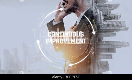 Uomo professionale in costume da lavoro che utilizza il telefono con sovrapposizione di concetto di miglioramento continuo e sfondo moderno dello skyline cittadino che illustra le aziende Foto Stock