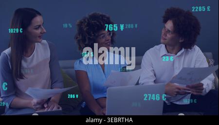 Recensisci il team sul divano nel centro ufficio con la parte superiore blu che tiene i documenti con laptop e teal-overlay Foto Stock