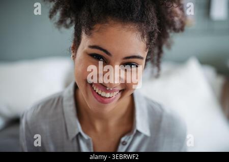 Ritratto di una bella giovane donna con i capelli ricci. Foto Stock