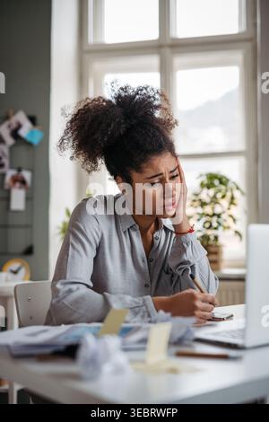 Gli studenti si sentono sotto pressione, senza usura. Foto Stock