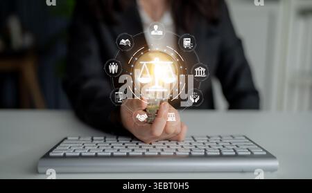 Donna d'affari in tuta che tiene in mano una lampadina con icone e scala legali che simboleggiano l'innovazione e la giustizia nello studio legale Office Environment Sigmoid Foto Stock
