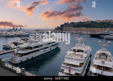 Porto turistico di Port Hercule con superyacht e appartamenti in collina, Monaco Foto Stock