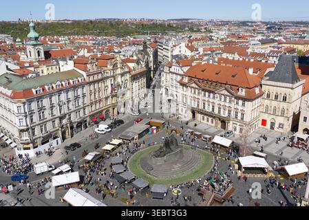Ammira la Piazza della città Vecchia in una giornata di sole guardando in basso sulla piazza e sugli sgabelli del mercato di Pasqua. Praga, Repubblica Ceca - 8 aprile 2026 Foto Stock