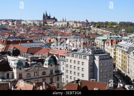 Ammira la Piazza della città Vecchia in una giornata di sole guardando verso il Castello di Praga e la Cattedrale di San Vito. Praga, Repubblica Ceca - 8 aprile 2026 Foto Stock