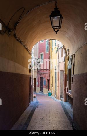 Passaggio a volta per il vicolo pastello nella città vecchia di Mentone, in Francia Foto Stock