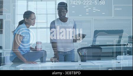 Discutendo di due donne in ufficio, con camicetta blu e top senza maniche bianco, che recensiscono tablet con HUD Foto Stock