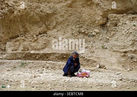 Uomo afghano che vende uova bollite su una strada in quanto sono uno spuntino popolare in Afghanistan Foto Stock