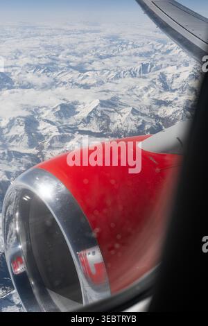 Vista aerea panoramica dalla finestra di un aereo Jet2 che sorvola montagne innevate durante un volo da Manchester ad Antalya, il 13 marzo 2026. Foto Stock