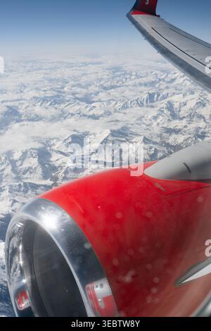 Vista aerea panoramica dalla finestra di un aereo Jet2 che sorvola montagne innevate durante un volo da Manchester ad Antalya, il 13 marzo 2026. Foto Stock