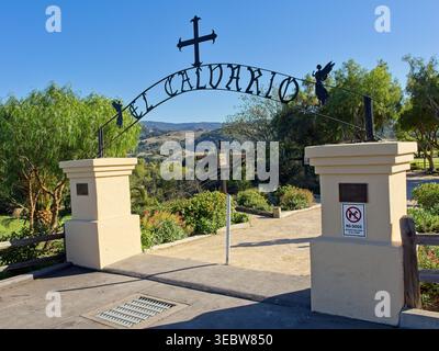 El Calvario porta d'ingresso alle stazioni del Cross Path presso la chiesa di Mission Santa Inés con la lontana Santa Ynez Valley - Solvang, California, ottobre 2025 Foto Stock