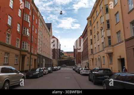 HELSINKI, FINLANDIA - 11 AGOSTO 2025: Vista grandangolare di un canyon urbano con alti condomini in una giornata parzialmente nuvolosa. Foto Stock