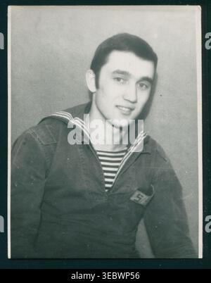 Ritratto in studio del marinaio in uniforme navale, anni '1970 Autentica fotografia sovietica. Foto Stock