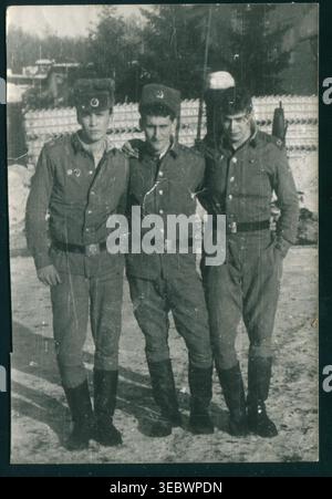 Tre soldati dell'esercito in uniforme stanno insieme all'aperto, con le braccia l'uno intorno all'altro. Autentica fotografia sovietica. Foto Stock