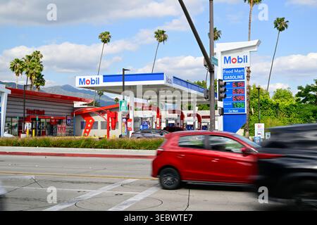 Pasadena, Stati Uniti. 27 aprile 2026. I prezzi premium della benzina superiori a $6 per gallone e i prezzi del carburante diesel superiori a $7 per gallone sono esposti in una stazione di servizio di Pasadena, poiché i mercati energetici globali devono far fronte a continue pressioni legate a conflitti in Medio Oriente e a un aumento della fornitura di petrolio. (Foto di Weston Hancock/SOPA Images/Sipa USA) credito: SIPA USA/Alamy Live News Foto Stock