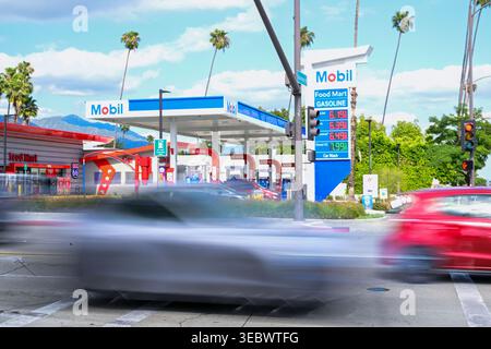Pasadena, Stati Uniti. 27 aprile 2026. I prezzi premium della benzina superiori a $6 per gallone e i prezzi del carburante diesel superiori a $7 per gallone sono esposti in una stazione di servizio di Pasadena, poiché i mercati energetici globali devono far fronte a continue pressioni legate a conflitti in Medio Oriente e a un aumento della fornitura di petrolio. (Foto di Weston Hancock/SOPA Images/Sipa USA) credito: SIPA USA/Alamy Live News Foto Stock