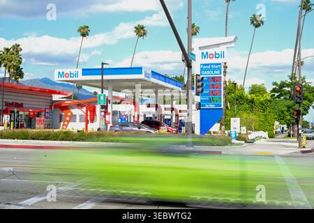 Pasadena, Stati Uniti. 27 aprile 2026. I prezzi premium della benzina superiori a $6 per gallone e i prezzi del carburante diesel superiori a $7 per gallone sono esposti in una stazione di servizio di Pasadena, poiché i mercati energetici globali devono far fronte a continue pressioni legate a conflitti in Medio Oriente e a un aumento della fornitura di petrolio. (Foto di Weston Hancock/SOPA Images/Sipa USA) credito: SIPA USA/Alamy Live News Foto Stock