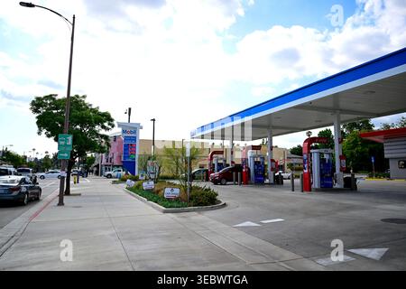 Pasadena, Stati Uniti. 27 aprile 2026. I prezzi premium della benzina superiori a $6 per gallone e i prezzi del carburante diesel superiori a $7 per gallone sono esposti in una stazione di servizio di Pasadena, poiché i mercati energetici globali devono far fronte a continue pressioni legate a conflitti in Medio Oriente e a un aumento della fornitura di petrolio. (Foto di Weston Hancock/SOPA Images/Sipa USA) credito: SIPA USA/Alamy Live News Foto Stock