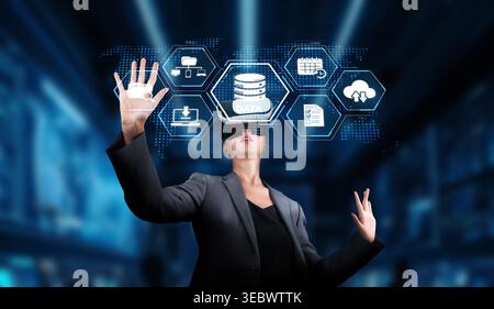 Un professionista aziendale utilizza strumenti di realtà virtuale mentre esplora soluzioni di storage dei dati e cloud computing, sottolineando l'innovazione Foto Stock