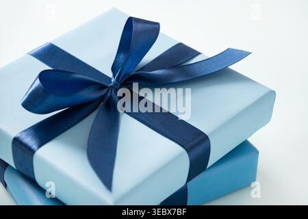 Scatole regalo blu su sfondo blu. Primo piano Foto Stock