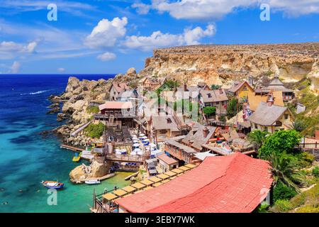 Case tradizionali nel famoso villaggio di braccio di ferro ad Anchor Bay, il-Mellieha, Malta Foto Stock