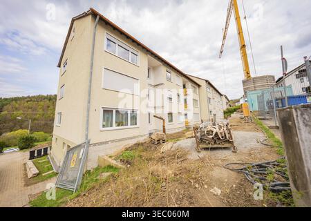 Edificio residenziale a più piani in un'area suburbana con gru e lavori in corso, ristrutturazione residenziale, Nagold, Calw distr Foto Stock