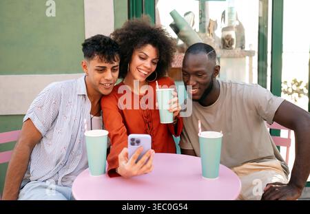 Un gruppo di amici universitari multiculturali ama fare shopping online e divertirsi insieme Foto Stock