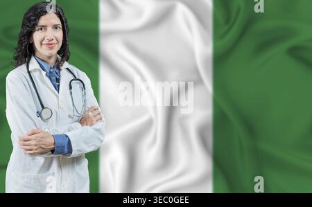 Medicina nigeriana e concetto di assistenza sanitaria. Primo piano del medico sullo sfondo della bandiera della Nigeria Foto Stock