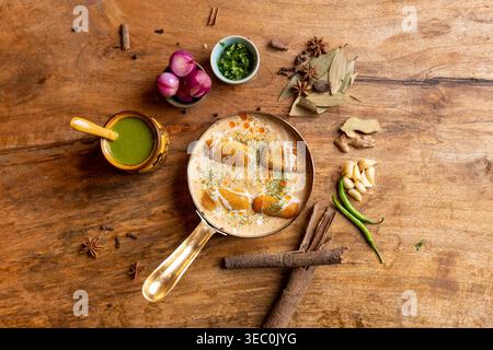 Una squisita vista dall'alto di un cremoso curry kofta vegetariano indiano, caratterizzato da gnocchi morbidi in una lussureggiante salsa bianca. E' ben organizzato Foto Stock