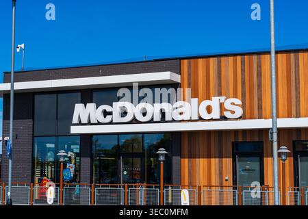 Norwich, North Norfolk, Regno Unito - aprile 25 2026: Segnaletica esterna del fast food McDonald's. Foto Stock