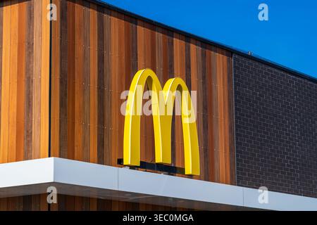 Norwich, North Norfolk, Regno Unito - aprile 25 2026: Segnaletica esterna del Golden Arches del fast food McDonald's. Foto Stock