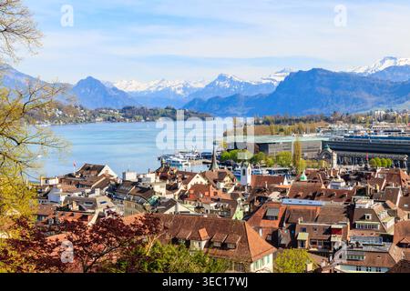 Vista sul centro storico di Lucerna (Lucerna) e sul lago di Lucerna in Svizzera. Vista dall'alto Foto Stock