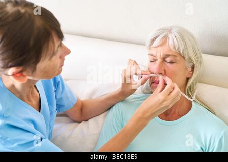 Assistenza sanitaria e medica per anziani i concetti chiave includono senior, assistenza sanitaria, infermieristica, medicina, paziente, anziani e ospedale. Foto Stock