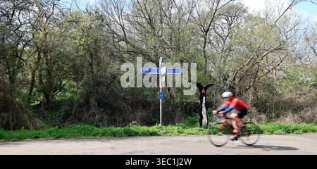 Ciclista e segnaletica per Bath fino a Bristol, percorso pedonale e ciclabile. Parte della rete ciclistica nazionale - Route 4. Avon Cycle Way a Saltford Foto Stock