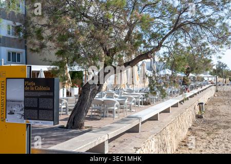 Colonia de Sant Pere, Spagna, 24 aprile 2026: Vista sulla spiaggia e sul lungomare di Colonia de Sant Pere a Maiorca, Isole Baleari della Spagna Foto Stock