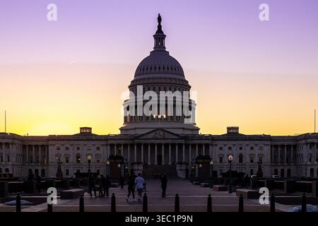 Campidoglio degli Stati Uniti a Washington, DC, al crepuscolo sotto un cielo viola e giallo con il Capitol Dome in sagoma, visto da est Foto Stock
