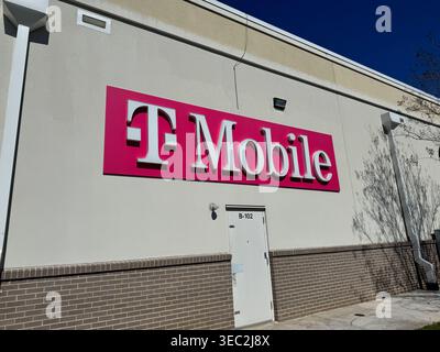 San Francisco, California, Stati Uniti - 22 febbraio 2026: Cartellonistica con il logo T-Mobile sull'esterno del punto vendita a San Francisco che mostra un'importante telecomunicazione statunitense Foto Stock