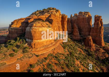 Vista aerea della Cathedral Rock a Sedona, Arizona, durante l'ora d'oro, mostrando formazioni di arenaria rossa e paesaggio desertico Foto Stock