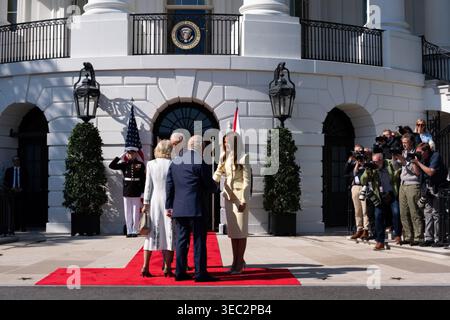 Washington, Stati Uniti d'America. 28 aprile 2026. Washington, Stati Uniti d'America. 28 aprile 2026. Il presidente degli Stati Uniti Donald Trump e la First Lady Melania Trump si scambiano il benvenuto con il re Carlo III e la regina Camilla sul South Lawn della Casa Bianca, il 27 aprile 2026 a Washington DC la visita è in occasione del 250° anniversario degli Stati Uniti come nazione indipendente.credito: Handout/White House Photo/Alamy Live News Foto Stock