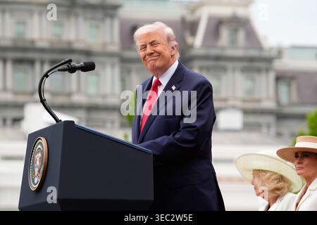 Il presidente degli Stati Uniti Donald J Trump parla sul palco durante la cerimonia di arrivo dello Stato in onore del re Carlo III del Regno Unito di Gran Bretagna e Irlanda del Nord e della regina Camilla sul South Lawn della Casa Bianca a Washington, DC, USA, il 28 aprile 2026 Credit: Yuri Gripas/Pool via CNP /MediaPunch Foto Stock