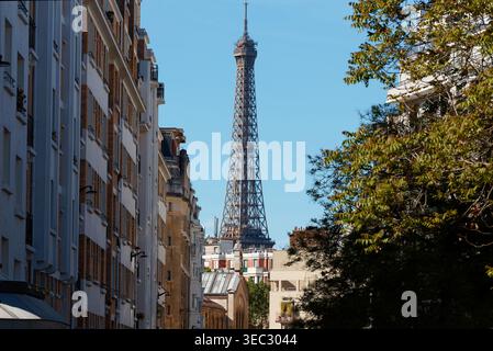 Torre Eiffel, famoso punto di riferimento di Parigi, vista da una tipica strada parigina. Foto Stock
