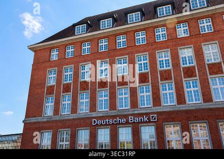 Kiel, Germania - 11. Aprile 2026: Edificio per uffici della Deutsche Bank che presenta la sua architettura in mattoni rossi sotto il cielo blu Foto Stock