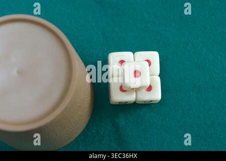 Una serie di dadi da poker in attesa al casinò per la partita. Foto Stock