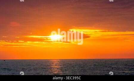 Brillante tramonto arancione sul Golfo d'America formalmente il Golfo del Messico da Venice Beach a Venice Florida USA Foto Stock